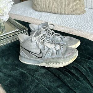 Nike Kyrie Men’s Size 7